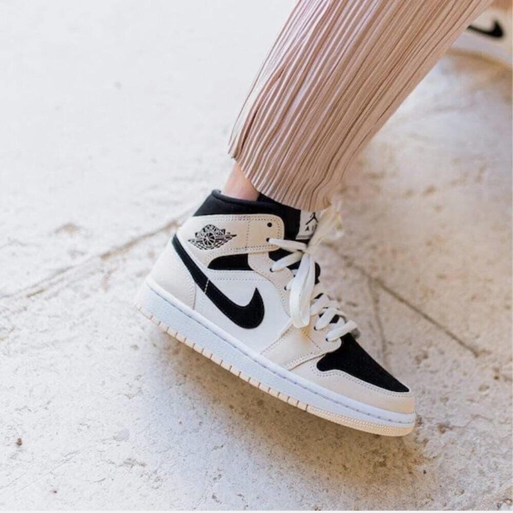 Air Jordan 1 Mid 'Barely Orange' (Womens)